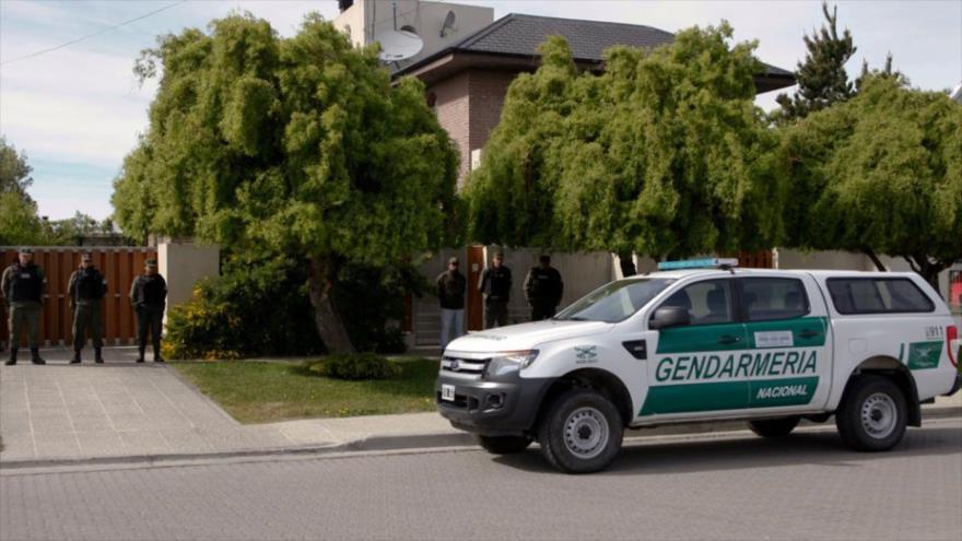 Miembros del cuerpo de peritos tasadores de Argentina con apoyo de la Gendarmería, tasan un inmueble de la expresidenta Cristina Fernández de Kirchner en el Río Gallego, la capital de la sureña provincia de Santa Cruz, 1 de noviembre de 2016.