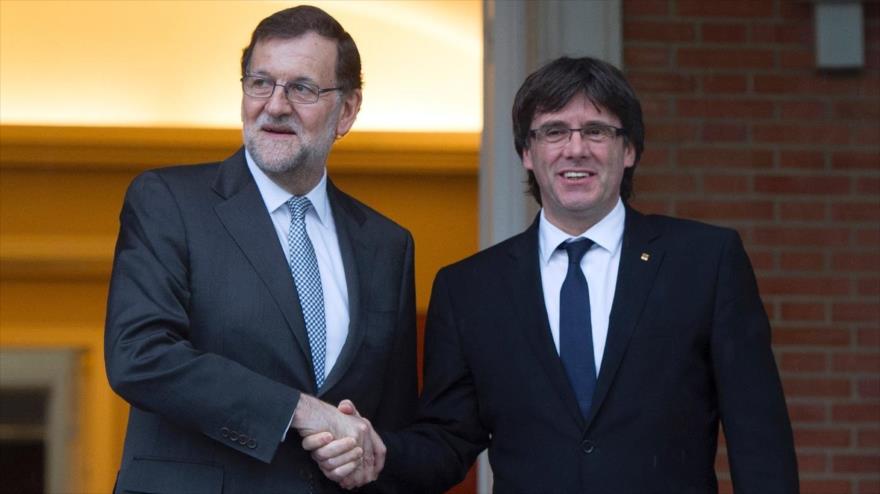 El presidente de la Generalitat, Carles Puigdemont (drcha.), y el presidente del Gobierno español, Mariano Rajoy, se dan la mano antes de reunirse en el palacio de la Moncloa, en Madrid, capital de España, 20 de abril de 2016.