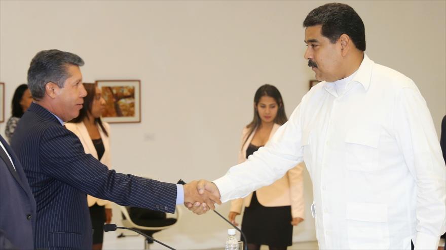 El presidente de Venezuela, Nicolás Maduro (dcha), y el gobernador el estado de Lara, Henry Falcón, se dan la mano antes de una reunión con los representantes de la oposición en la capital del país, Caracas, 30 de octubre de 2016.