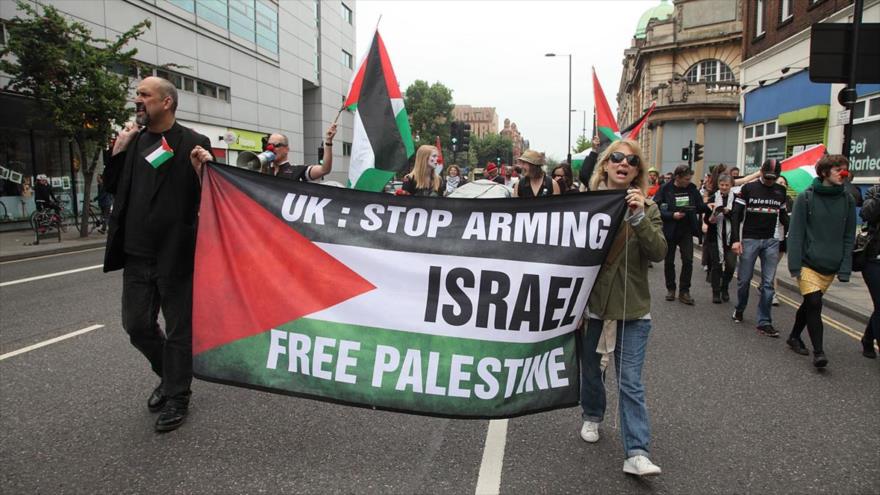 Una marcha propalestina en el distrito de Hackney, en Londres, capital británica, exige el fin de los crímenes israelíes contra los palestinos.