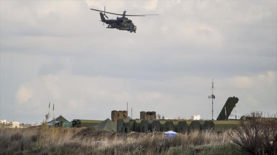 Helicóptero ruso despega de la base de Hmeymim, en la ciudad de Latakia (oeste de Siria), 20 de enero de 2016.
