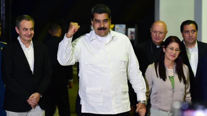 El presidente de Venezuela, Nicolás Maduro, su esposa, Cilia Flores, y el expresidente del gobierno español José Luis Rodríguez Zapatero durante un encuentro entre el Gobierno y los líderes de la oposición de Venezuela, Caracas, 30 de octubre de 2016.