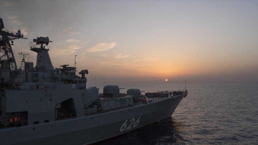 El destructor ruso Vice Admiral Kulakov patrulla en el Mediterráneo oriental.