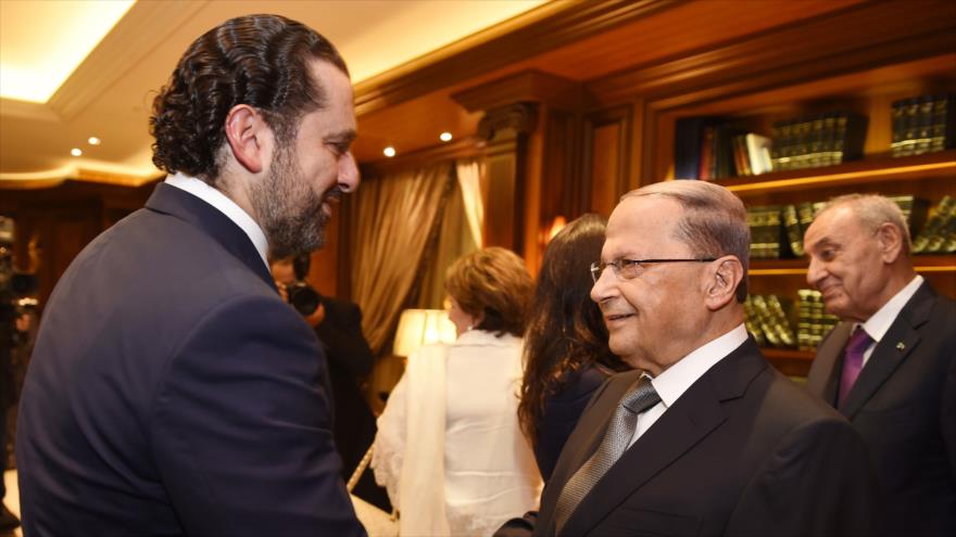 Saad Hariri, primer ministro libanés (izda.), saluda al presidente del país, Michel Aoun, en Beirut (capital libanesa), 31 de octubre de 2016.