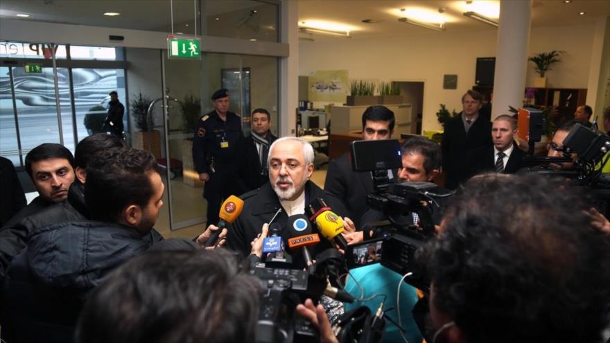 El ministro de Asuntos Exteriores de Irán, Mohamad Yavad Zarif, responde a periodistas en el recibidor del hotel Palais Coburg, en Viena (capital austriaca), enero de 2016.