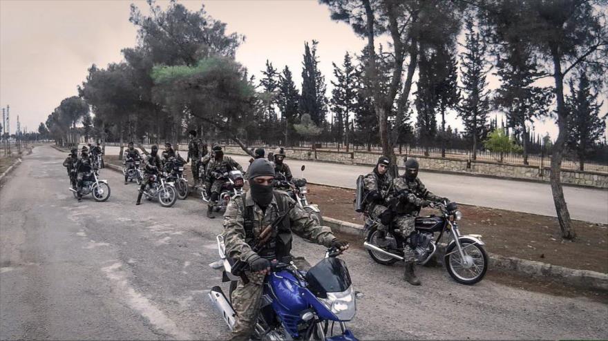 Integrantes del grupo terrorista Yeish al-Fath circulan en las calles de Alepo, en Siria.