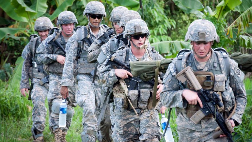 Una sesión de entrenamiento de los paracaidistas del Ejército de EE.UU., en el campo de entrenamiento de Garuda Shield en West Java, en Indonesia, el 18 de junio de 2013. 