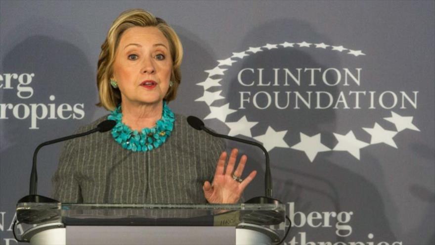 La candidata demócrata a la Presidencia de EE.UU., Hillary Clinton, habla en una reunión de la Fundación Clinton, abril de 2015.