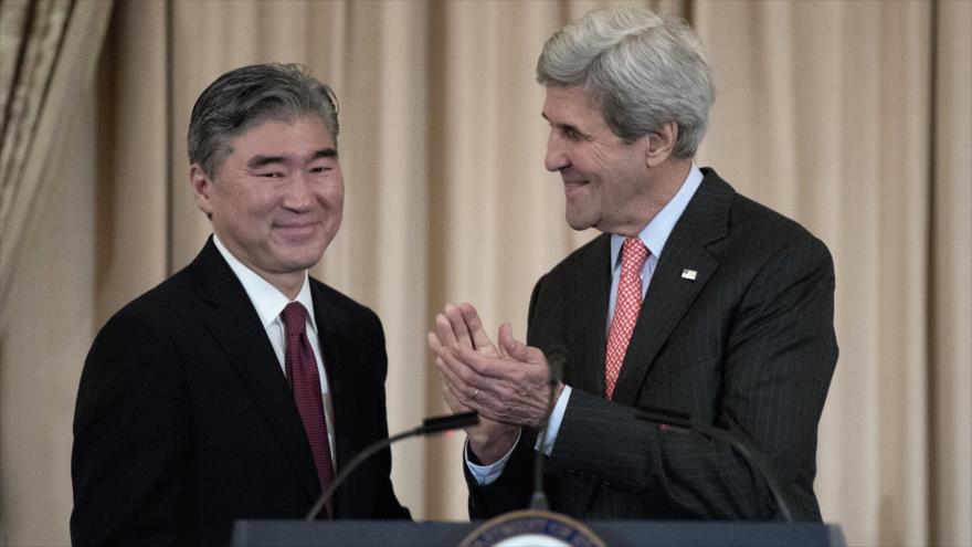 John Kerry, secretario de Estado de EE.UU., aplaude la designación de Sung Kim (izda.), de origen surcoreano, como nuevo embajador de Washington en Filipinas, 3 de octubre de 2016.