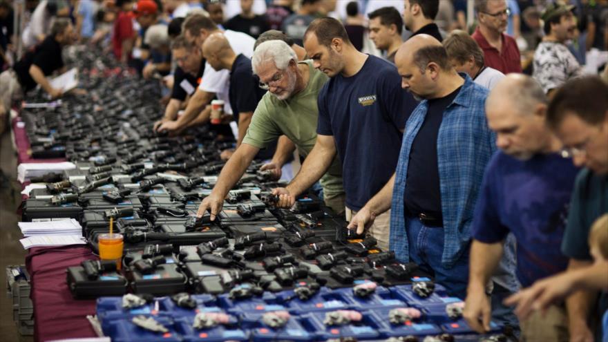 Compradores examinan armas de fuego en una exhibición en el estado de Virginia (EE.UU.), 28 de julio de 2012.