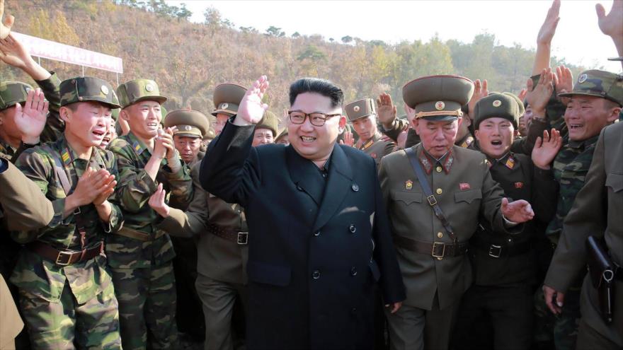 Una imagen publicada el 4 de noviembre de 2016 por la agencia norcoreana KCNA muestra al líder Kim Jong-un durante una visita a una unidad de operaciones especiales del Ejército Popular.
