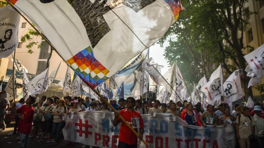 Argentinos marchan otra vez contra despidos y tarifazos de Macri