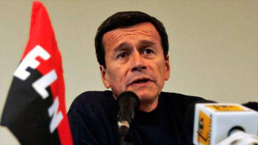 El jefe del equipo negociador del ELN, Israel Ramírez Pineda, alias "Pablo Beltrán", en una conferencia de prensa.