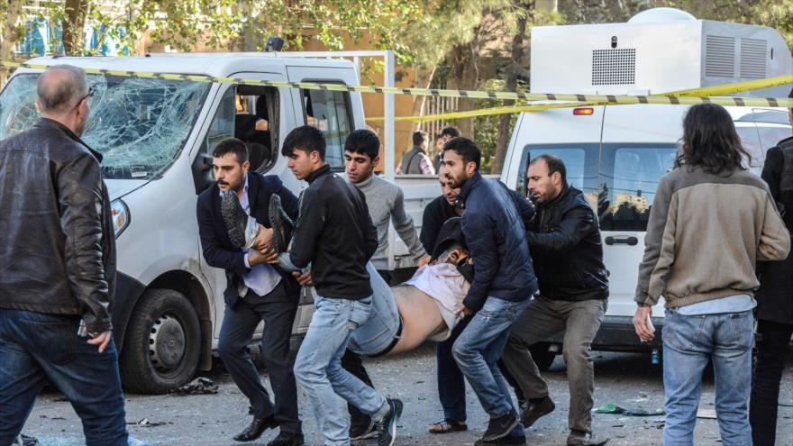 Un grupo de personas lleva en volandas a un herido tras el atentado registrado en la ciudad kurda de Diyarbakir, sureste de Turquía, 4 de noviembre de 2016.