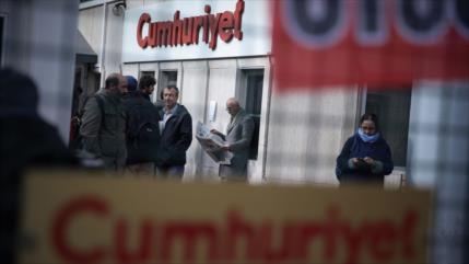 Otros nueve periodistas turcos del opositor Cumhuriyet entre rejas