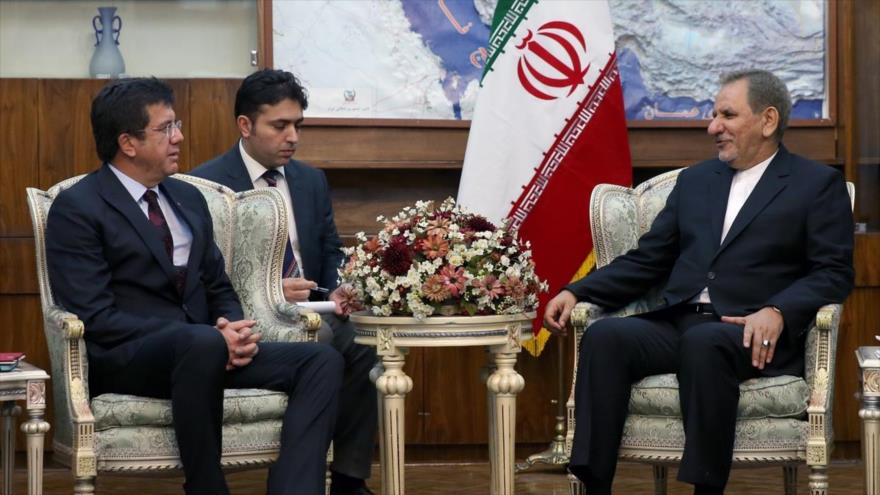 El vicepresidente primero iraní, Eshaq Yahanguiri (dcha.), reunido con el ministro turco de Economía, Nihat Zeybekci (izda.), en Teherán, capital persa, 5 de noviembre de 2016.