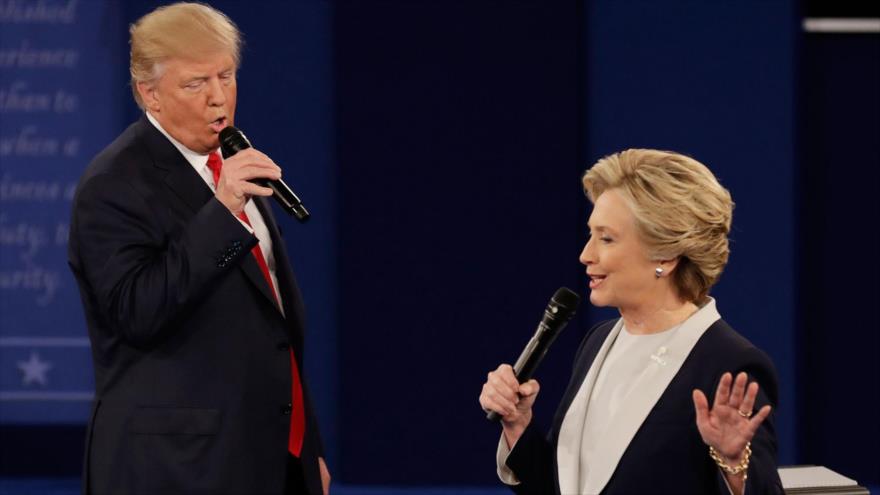El candidato republicano a la Presidencia de EE.UU., Donald Trump, y su rival demócrata, Hillary Clinton, durante el segundo debate electoral en la Universidad de Washington, en St. Louis, 9 de octubre de 2016.