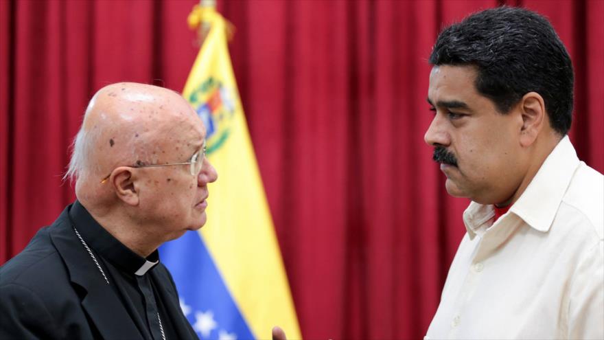 El presidente venezolano, Nicolás Maduro (dcha.), escucha al arzobispo Claudio María Celli, enviado del Papa Francisco, en el palacio presidencial de Miraflores en Caracas, 31 de octubre de 2016.
