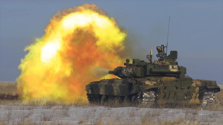 Tanque ruso T-90 dispara contra un hipotético objetivo.