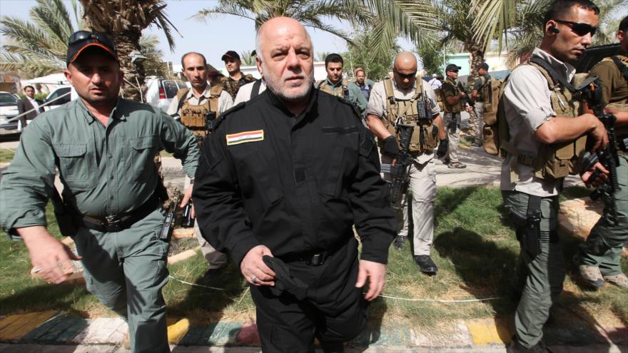 El primer ministro de Irak, Haidar al-Abadi, en medio de las fuerzas de seguridad iraquíes.