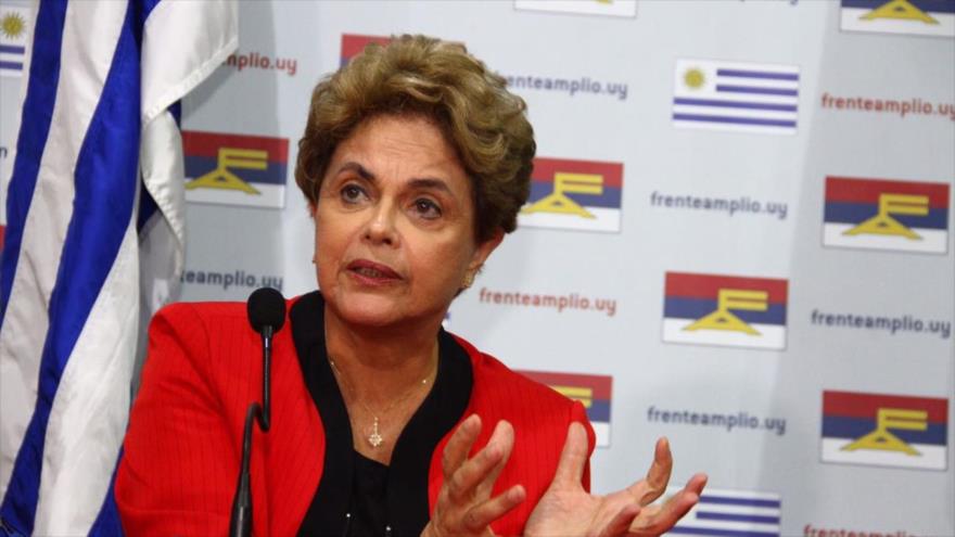 La expresidenta de Brasil, Dilma Rousseff, durante una rueda de prensa en la sede de la gobernante coalición Frente Amplio en Montevideo, Uruguay, 4 de noviembre de 2016.