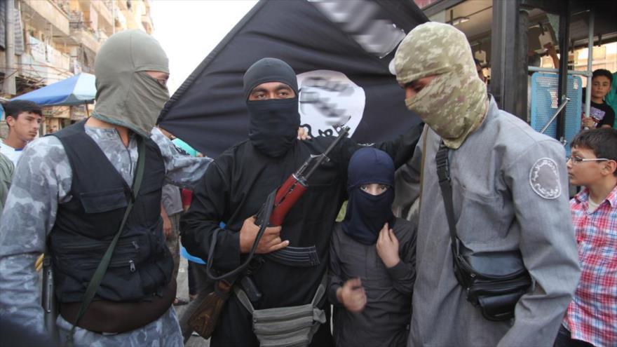 Miembros del grupo terrorista takfirí EIIL (Daesh, en árabe) en la ciudad de Alepo, norte de Siria.