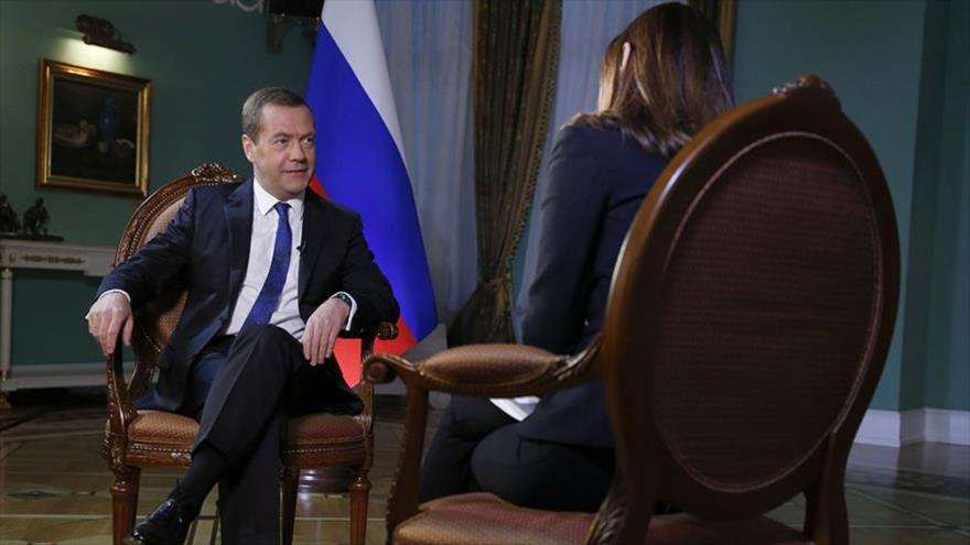 El primer ministro de Rusia, Dimitri Medvedev, ofrece una entrevista a Yonit Levi, presentadora del canal 2 israelí, en la residencia presidencial de Gorki, a las afueras de Moscú, Rusia, 5 de noviembre de 2016.