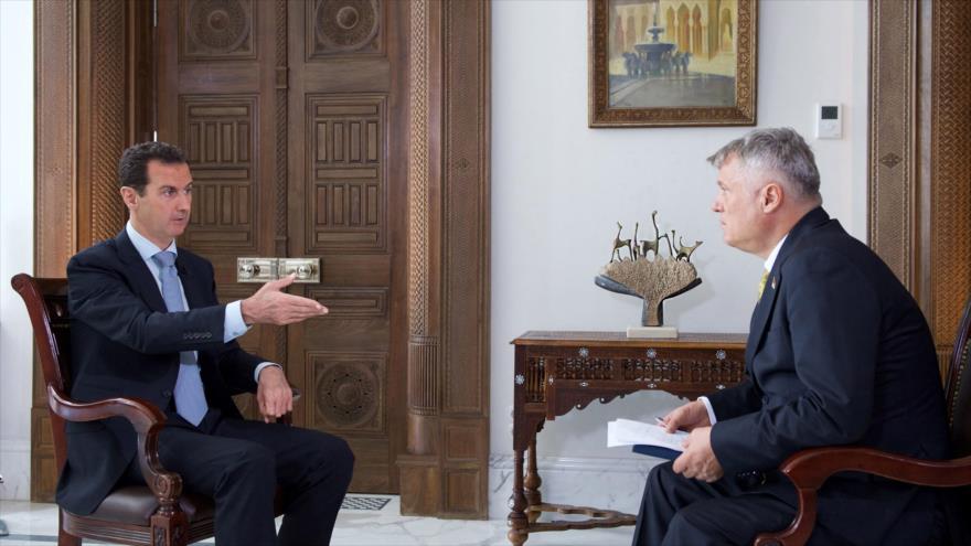 El presidente de Siria, Bashar al-Asad (izqa.), durante una entrevista concedida al periódico serbio Politika en Damasco, 3 de noviembre de 2016.