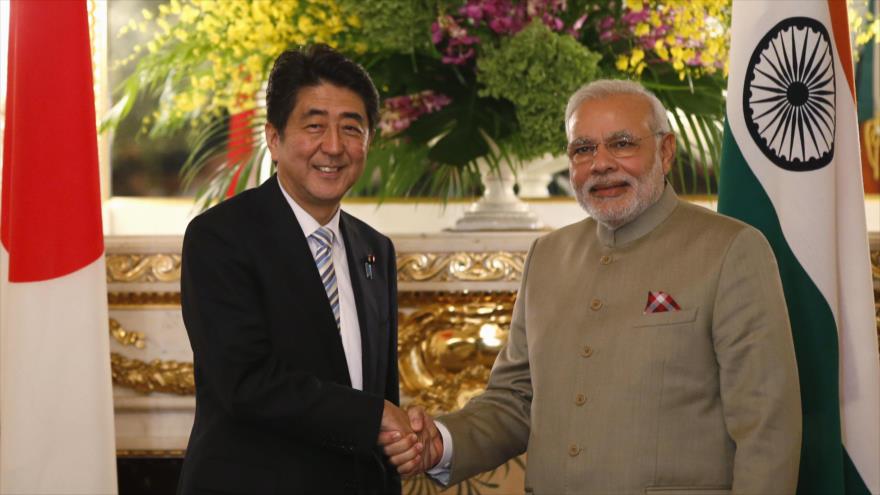 El primer ministro de La India, Narendra Modi (dcha.), y su homólogo japonés, Shinzo Abe, se estrechan la mano durante una visita.