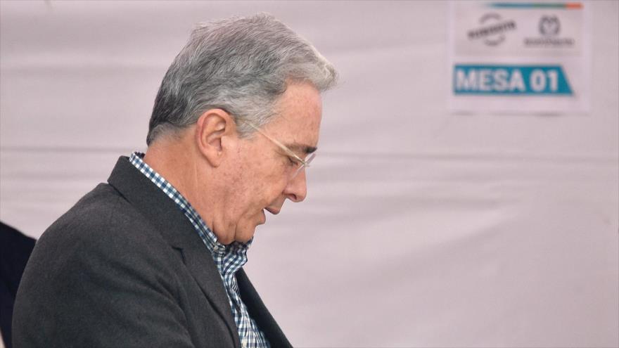 El expresidente de Colombia, Álvaro Uribe Velez en un colegio electoral en Bogotá, durante el plebiscito sobre la paz, 2 de octubre de 2016. 