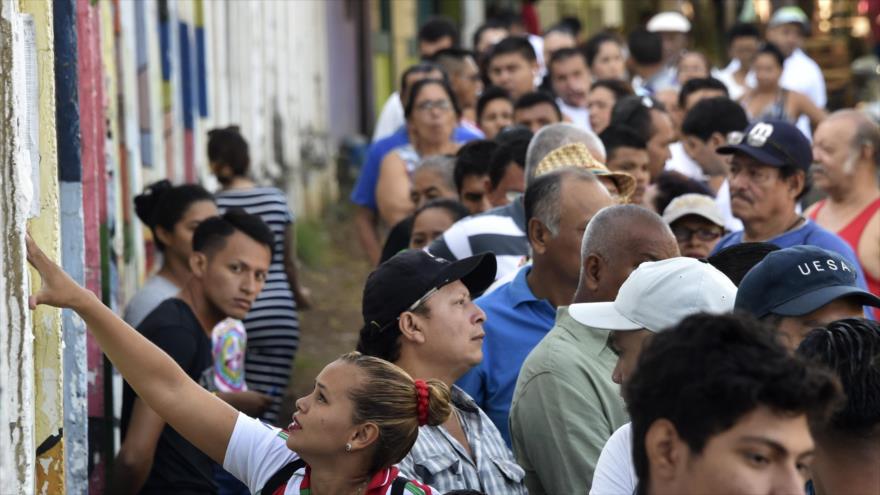 Masiva participación de los electores nicaragüenses en los comicios generales del país, en la capital Managua, 6 de noviembre de 2016.