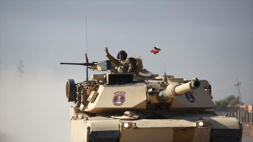 Un tanque del Ejército iraquí se dirige a través del barrio Gogjali hacia las aldeas sureñas de Mosul (norte de Irak), 4 de noviembre de 2016.