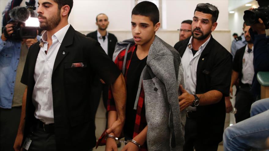 Ahmad Manasra (centro), un palestino de 14 años de edad condenado a 12 años de cárcel, abandona un tribunal de distrito israelí en la ciudad de Al-Quds (Jerusalén) después de su audiencia de sentencia, 7 de noviembre de 2016.