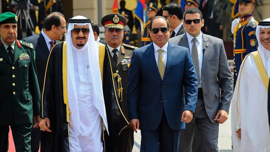 El rey saudí Salman bin Abdulaziz Al Saud (izda.) camina junto con el presidente egipcio, Abdel Fatah al-Sisi, antes de partir al aeropuerto internacional de El Cairo, en Egipto, 11 de abril de 2016.