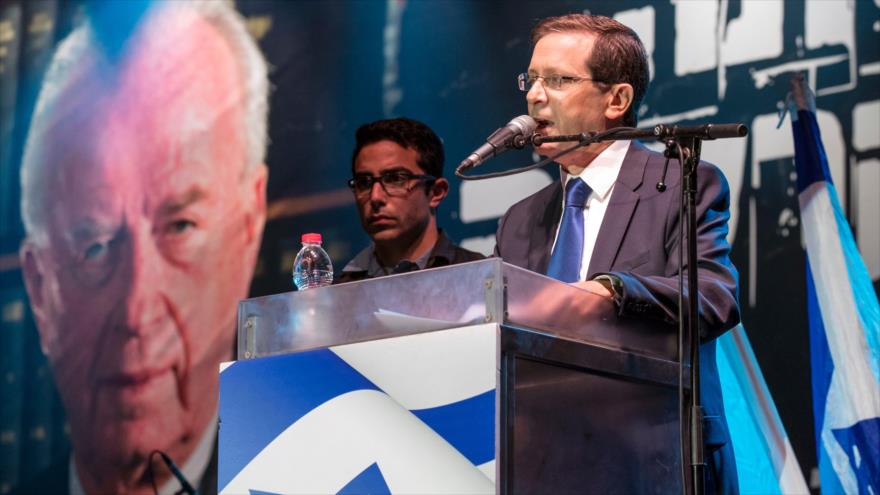 El líder del partido laborista, Isaac Herzog, realiza un discurso en una manifestación para conmemorar el 21 aniversario del asesinato del ex primer ministro israelí Yitzhak Rabin en la plaza de Tel Aviv, 5 de noviembre de 2016.