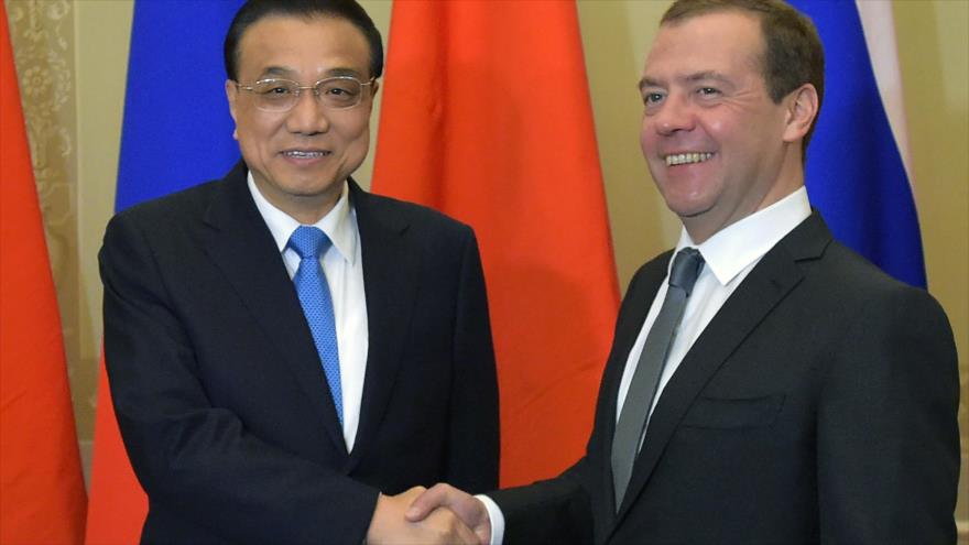 El primer ministro ruso Dmitri Medvedev (dcha.) se reúne con su par chino, Li Keqiang, en San Petersburgo, 7 de noviembre de 2016.