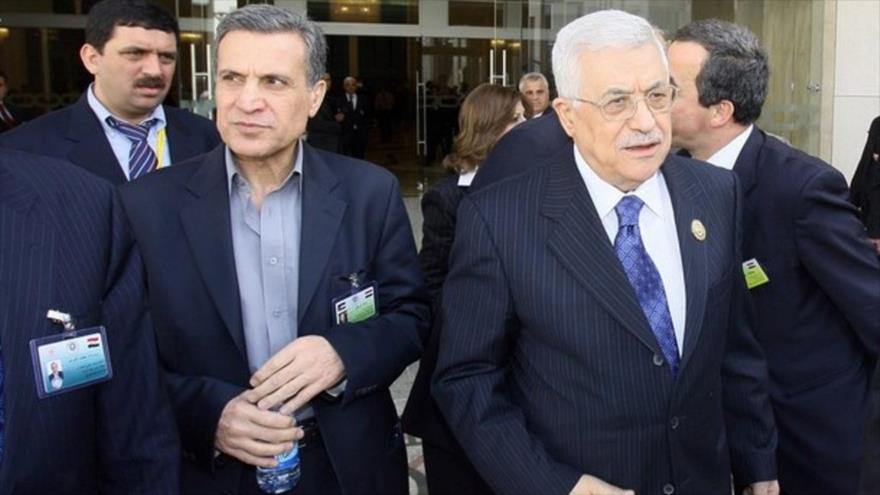 El presidente de la Autoridad Nacional Palestina (ANP), Mahmud Abás (dcha.), y su vocero, Nabil Abu Rudeina.