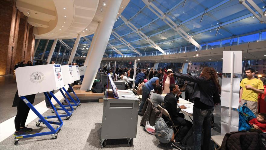 Abren colegios electorales para las presidenciales en EEUU