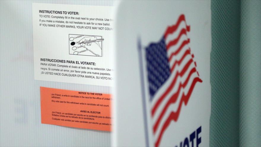 Las instrucciones en inglés y español sobre cómo se debe votar para las elecciones presidenciales 2016, colocada alado de una cabina de votación en un colegio electoral en estado de Florida (EE.UU.), 8 de noviembre de 2016.