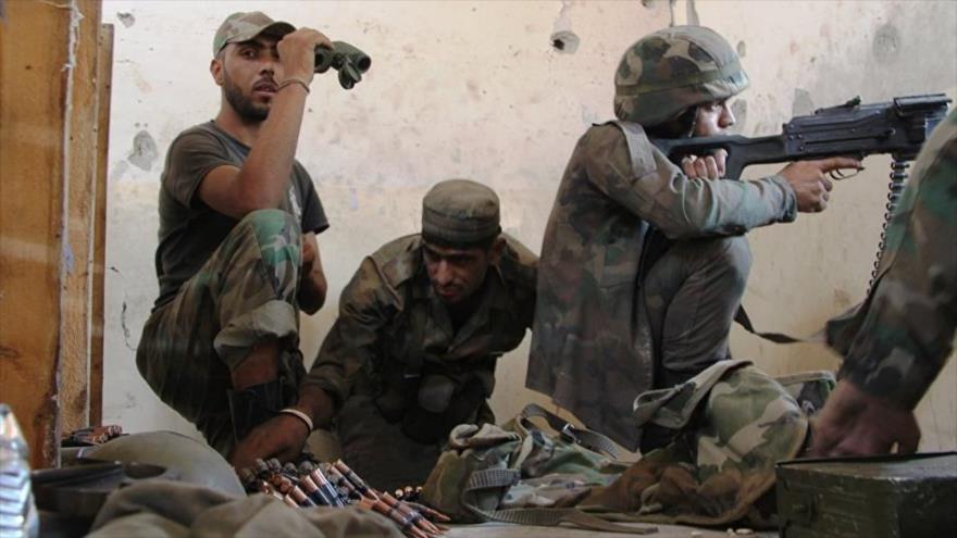 Integrantes del Ejército de Siria durante operaciones antiterroristas en el sur de Alepo.