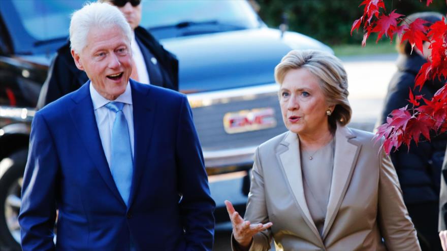 La candidata presidencial demócrata, Hillary Clinton, camina junto a su esposo Bill Clinton después de haber votado en las elecciones presidenciales en Chappaqua, en Nueva York, 8 de Noviembre de 2016.