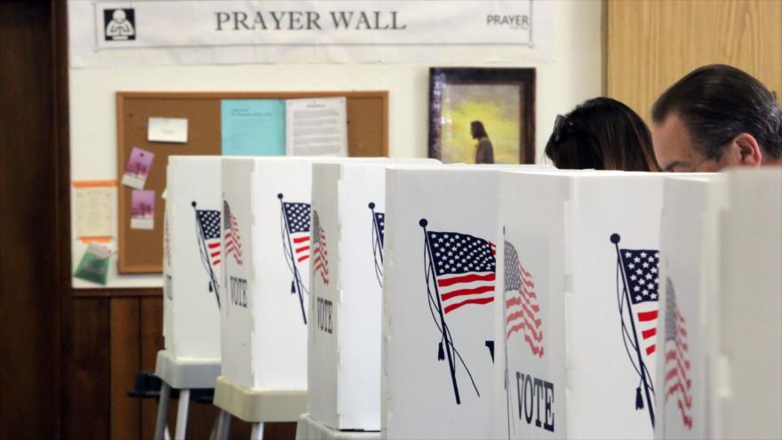 Norteamericanos ejercen su derecho a voto en las elecciones Presidenciales de EEUU en una iglesia en Big Bear, California, 8 de noviembre de 2016.