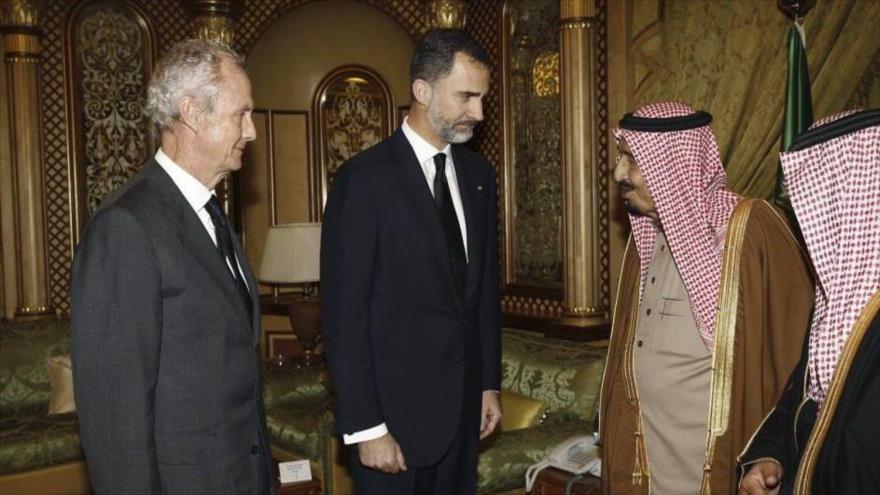 El rey de España, Felipe VI, expresa sus condolencias al nuevo monarca saudí, Salman bin Abdulaziz bin Saud, por la muerte de su hermano, el rey Abdolá, durante un encuentro de "unos minutos" en Riad, capital de Arabia Saudí, 24 de enero de 2015.