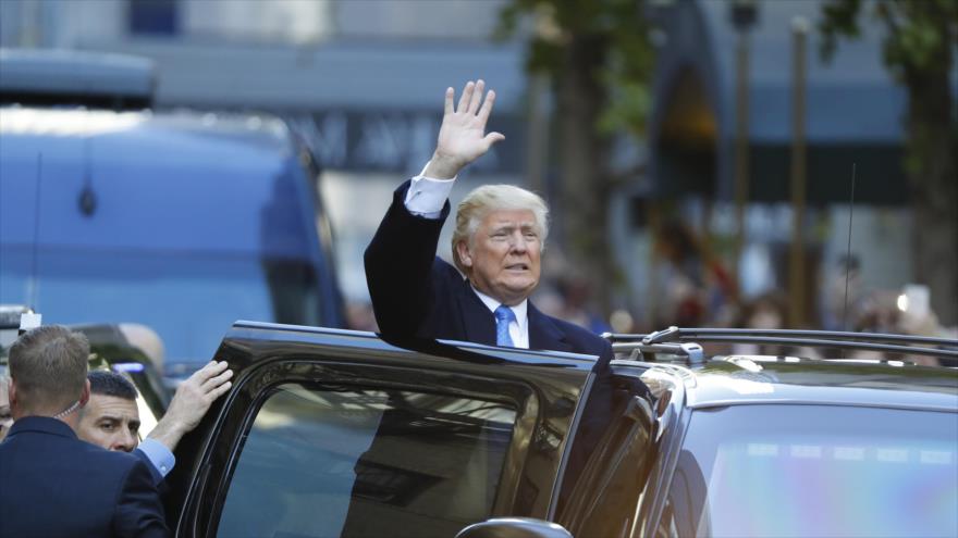 El aspirante republicano a la Casa Blanca, Donald Trump, saluda a sus partidarios después de depositar su voto en un centro electoral de Nueva York en las elecciones Presidenciales, 8 de noviembre de 2016.