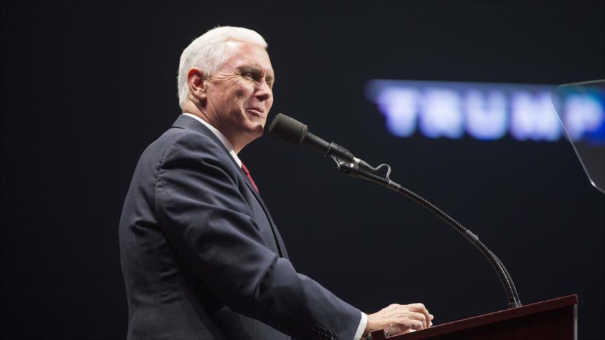 El candidato republicano a la vicepresidencia de EE.UU., Mike Pence, ofrece un discurso durante un acto electoral en New Hampshire, 7 de noviembre de 2016.