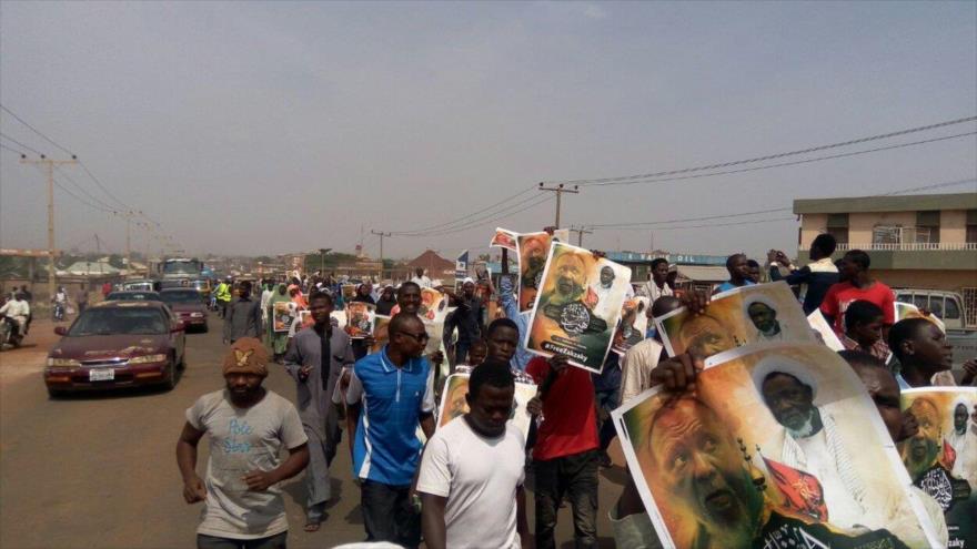 Nigerianos marchan para exigir la libertad del clérigo chií Ibrahim al-Zakzaky, en Kano, en el estado Kaduna (norte), 7 de noviembre de 2016.