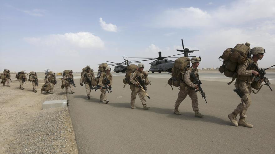 Un contingente de marines estadounidenses se prepara retirarse al final de las operaciones de los marines y las tropas de combate británicas en Helmand, 27 de octubre de 2014.