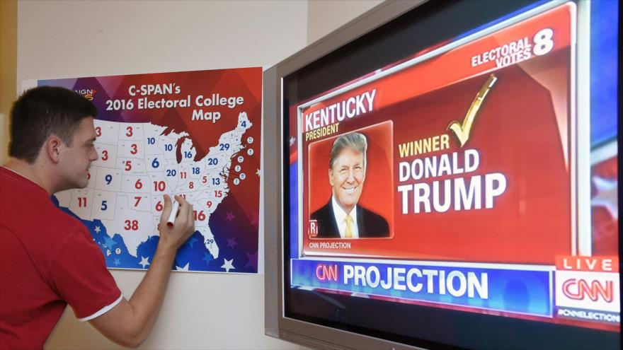 La imagen del nuevo presidente estadounidense, Donald Trump, sobre la pantalla de la cadena local de noticias CNN, 8 de noviembre de 2016.
