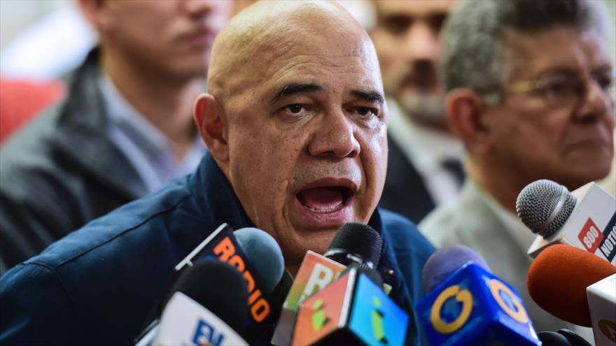 El secretario ejecutivo de la opositora Mesa de la Unidad Democrática (MUD), Jesús Torrealba, durante una conferencia de prensa en Caracas, capital venezolana, 2 de noviembre de 2016.