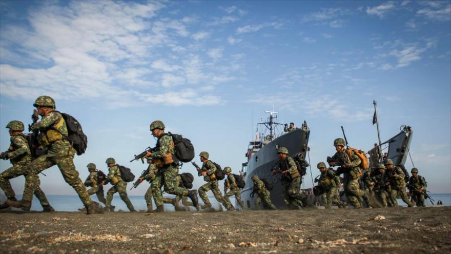 Los marines filipinos, junto con la Fuerza Conjunta de Reacción Rápida (JRRF), llevan a cabo un aterrizaje anfibio utilizando buques de la armada logística filipina durante los ejercicios Balikatan en Antique, Filipinas, 11 de abril de 2016.